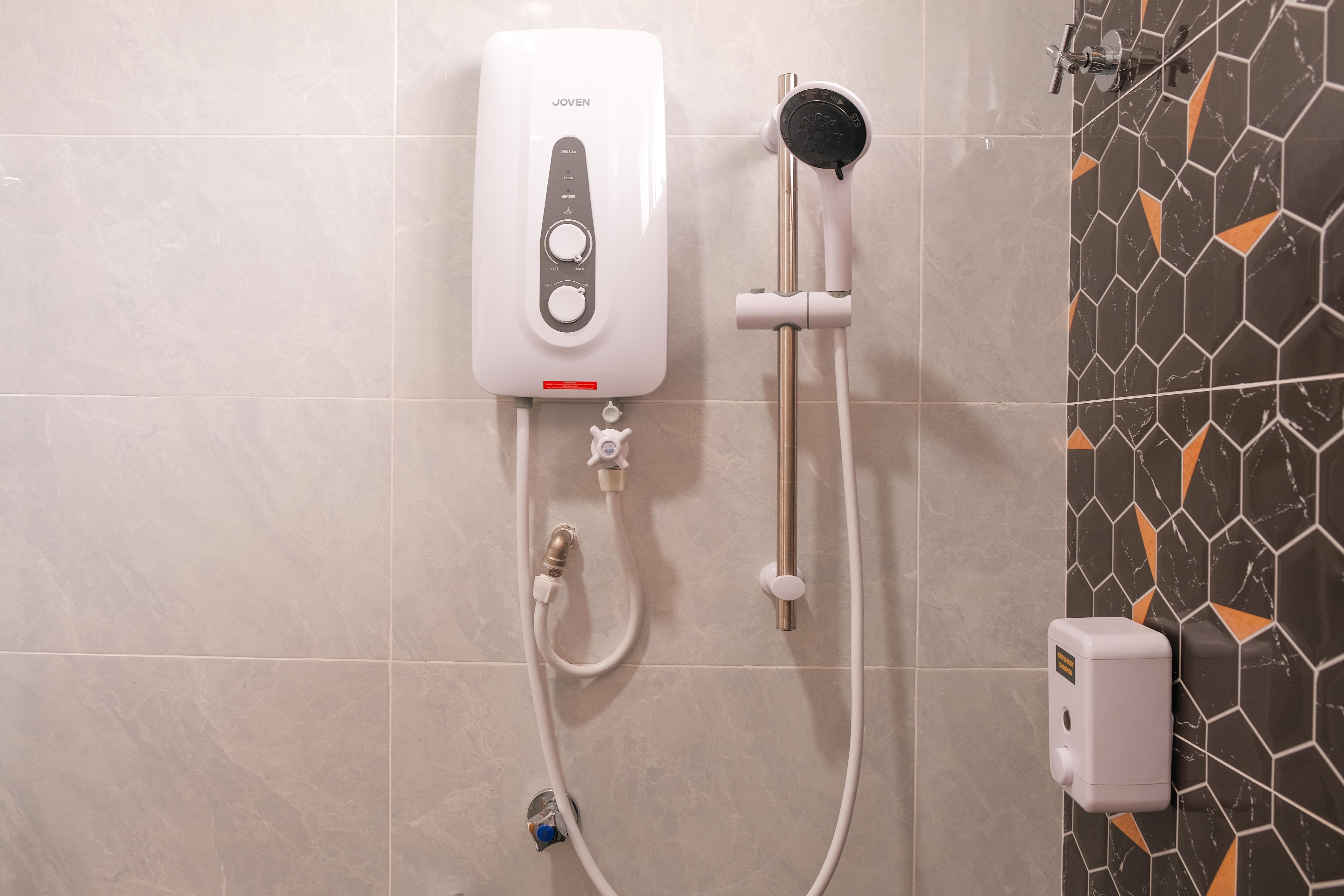 Second bathroom with garden view